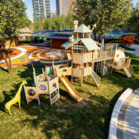 Structure de jeu en bois sur le thème de la forêt, aire de jeux commerciale pour enfants avec toboggan en spirale et filet d'escalade en corde pour parc d'attractions public