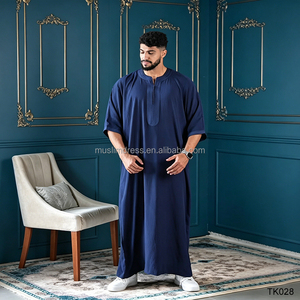 Thobe élégant pour <span class=keywords><strong>homme</strong></span> avec bordure contrastée, kaftan <span class=keywords><strong>islamique</strong></span> à manches courtes pour un usage quotidien et décontracté - Product Image 3