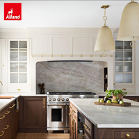 Armoire de cuisine Allandgroup de style bicolore en bois crème et noyer, avec cadre Shaker, porte en verre et poignée dorée