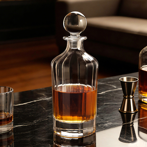 Carafe à whisky <span class=keywords><strong>de</strong></span> luxe en gros, motif côtelé, avec bouchon hermétique en verre, base lourde, décanteur en cristal sans plomb, usage domestique, 850 ml - Product Image 2
