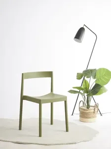 Elegantes Sillas de Comedor de Plástico para Uso en Exteriores en Europa - Product Image 2