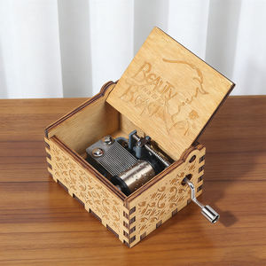 Carillon in Legno Inciso e Dipinto, Regalo Artigianale, Decorazione Natalizia - Product Image 5