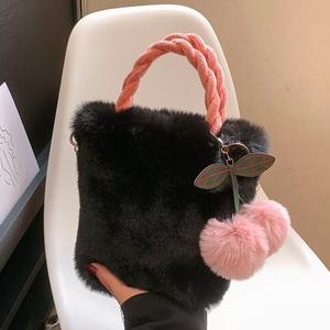 Sac à bandoulière en chaîne d'automne et d'hiver Design Cherry Girl Chain Plush Bag.Z0233 - Product Image 1