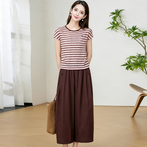 <span class=keywords><strong>Ensemble</strong></span> 2 pièces pour femmes <span class=keywords><strong>en</strong></span> gros : T-shirt rayé d'été + <span class=keywords><strong>Pantalon</strong></span> court à jambes larges – Tenue décontractée OEM - Product Image 1