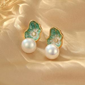 Pendientes Versátiles de Alta Gama con Diseño de Pintura al Óleo de Estilo Chino, Hoja de Lotus Colorida, Imitación de Concha de Caballito, Perlas, Aretes Modernos - Product Image 3