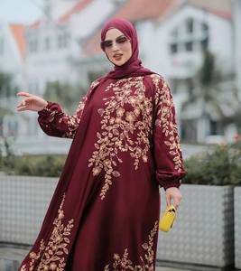 Robe Abaya Musulmane Traditionnelle en Soie Arabe Qish Rouge à Motif de Feuilles d'Arbre Dubaï Jubah Marocain - Product Image 4