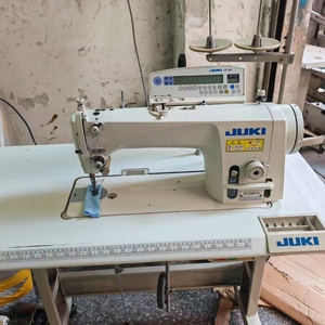 Machine à coudre industrielle à point droit de haute qualité, d'occasion, Juki 9000BSS avec écran large CP-180, coupe-fil automatique. - Product Image 1