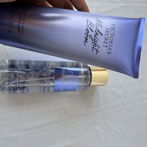 VS Midnight Bloom, Loción Corporal de 236 ml, Spray Corporal de 250 ml, <span class=keywords><strong>Victoria</strong></span>'<span class=keywords><strong>s</strong></span> <span class=keywords><strong>Secret</strong></span>, Perfume Original al por Mayor, Set de Loción y Spray Corporal - Product Image 2