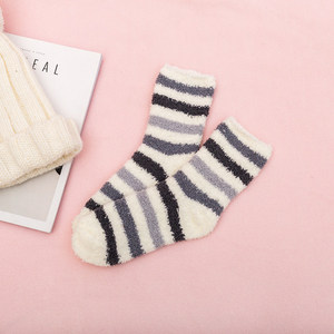 नई शरद ऋतु सर्दियों मूंगा मखमल धारियों कार्टून कुत्ते बिल्ली मेमने और प्यार महिलाओं के मोजे मंजिल मोजे फलालैन नींद फजी मोजे - Product Image 5