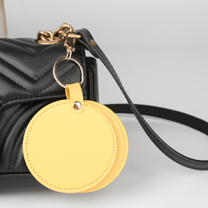 Espejo de Bolsillo Plegable Redondo con Logotipo Personalizado al por Mayor, Espejo de Mano Delgado de Cuero PU con Llavero para Bolso y Llaves - Product Image 4