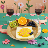Moderne, milieuvriendelijke, duurzame rijstschil-vormige snackbord met compartimenten voor kamperen - noten, fruit, snoep