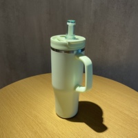Gobelet de couleur noire personnalisé vierge de 30oz 40oz avec poignée, couvercle étanche et tasse pour l'extérieur pour la gravure au laser New Girl Wholesale
