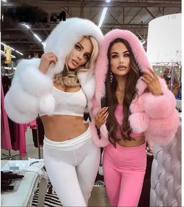 <span class=keywords><strong>Cappotto</strong></span> Corto <span class=keywords><strong>in</strong></span> Ecopelliccia alla Moda Stile Europeo <span class=keywords><strong>con</strong></span> <span class=keywords><strong>Cappuccio</strong></span> per Donna, Novità Autunno-Inverno, Disponibile all'Ingrosso - Product Image 1
