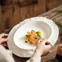 Assiette ovale profonde en céramique texturée effet roche volcanique, plat de service en porcelaine martelée pour hôtels, restaurants et gastronomie fine