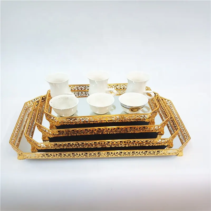 Offre Spéciale doré servant des plateaux carrés décoratifs en métal plaqué or miroir plateaux pour la fête de mariage