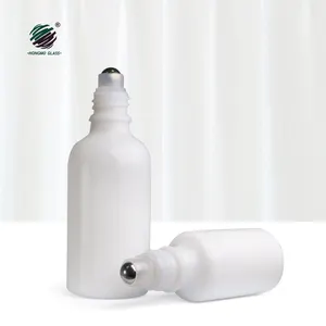 Emballage cosmétique Épaule ronde Bouteille à rouleau en verre blanc opale avec couvercle blanc Bille en acier Bouteille de lotion cosmétique Produits