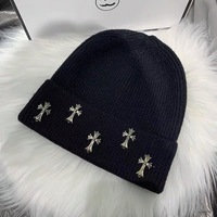 Sombrero de punto con logotipo de metal Sombrero de invierno Protección auditiva de moda Gorro frío cálido Gorro de punto para parejas Gorro con puños