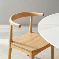Ensemble de table à manger ronde moderne avec plateau en céramique et base en bois cannelé, chaises en bois massif à dossier incurvé, meubles pour la maison et les restaurants