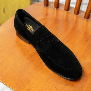Tendance mode estivale business casual : mocassins penny pour homme en cuir véritable avec lacets et dessus en daim caoutchouté. - Product Image 2