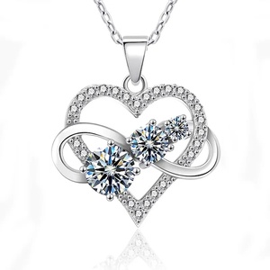 Collar de Plata de Ley 925 con Corazón de Moissanita, Elegante y Hermoso para Hombres y Mujeres, Estilo Casual, de Nicho, con Sentido de la Moda, Regalos para Parejas - Product Image 1