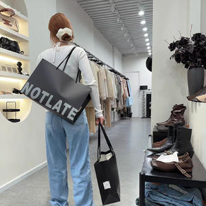 Bolsa de regalo de compras de papel artesanal de diseño personalizado de alta gama para ropa, cosméticos, zapatos - Product Image 3