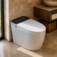 WC intelligent monobloc moderne avec bidet intégré, chasse d'eau automatique par capteur, cuvette chauffante et commande à distance