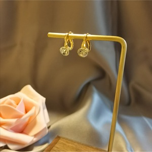 Pendientes de Clip con Incrustaciones de Diamantes en Forma de Triángulo, Aleación de Zinc, Joyería de Moda - Product Image 4