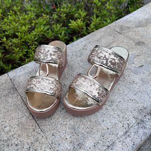 Sandalias de cuña de verano de alta calidad con lentejuelas brillantes y dos bandas, con hebilla metálica, elevadas, para mujer, para exterior, sin cordones. - Product Image 4