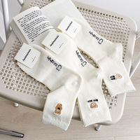Nouvelles chaussettes en coton blanc pour femmes, absorbant la transpiration, mi-mollet, tendance, avec motif petit ours mignon