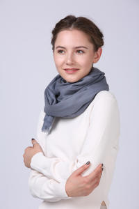 ผ้าพันคอสั่งทำแบรนด์ส่วนตัว (OEM) สั่งซื้อจำนวนมาก ผ้าพันคอสีพื้น ผ้าขนสัตว์ 100% ทอแบบยูนิเซ็กซ์ ผ้าพันคอขนแกะเมอริโนสำหรับฤดูหนาว เหมาะสำหรับใช้ในชีวิตประจำวันและกิจกรรมกลางแจ้ง - Product Image 3