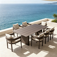 Ensemble de salle à manger extérieur en aluminium sur mesure 8 places, table de patio thermolaquée avec coussins imperméables pour club de plage OEM ODM