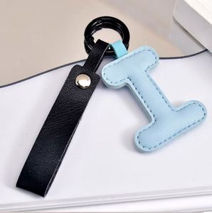 Llavero con las 26 letras del alfabeto, colgante de cuero PU con inicial, adorno personalizado en inglés para llaves - Product Image 5