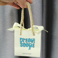 Sac en papier de luxe élégant pour petits bijoux de mariage avec logo et ruban, images réelles