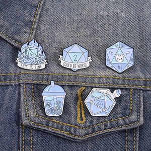 FAERE Pin's en émail polyédrique amusant, thème 'This Is Fine', cadeau pour joueur de TRPG, badge de revers, bijou plaqué nickel noir pour jeux de rôle - Product Image 1