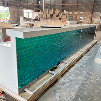 Comptoir de bar sur mesure de luxe haut de gamme en Corian vert mosaïque pour boîte de nuit, hôtel, restaurant