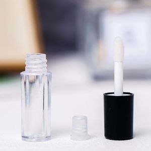 Tubos vacíos para brillo labial de 1.2ml, de plástico transparente con tapón interno y tapa blanca y negra para tinte labial. - Product Image 3