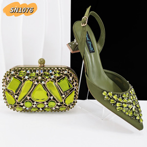Set di <span class=keywords><strong>Scarpe</strong></span> e Borsa Coordinate per Donna Italiane, <span class=keywords><strong>Scarpe</strong></span> Africane con <span class=keywords><strong>Tacco</strong></span> Alto e Strass Viola Chiaro, Set Borsa e Pochette <span class=keywords><strong>Lilla</strong></span> per Feste - Product Image 3