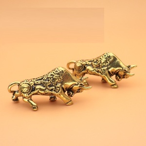 Estatua <span class=keywords><strong>de</strong></span> toro <span class=keywords><strong>de</strong></span> latón, figurita <span class=keywords><strong>de</strong></span> animal <span class=keywords><strong>de</strong></span> cobre <span class=keywords><strong>de</strong></span> la suerte, adorno en miniatura que atrae la riqueza para decoración del hogar y oficina - Product Image 5