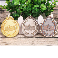 Médailles de sport personnalisées en gros médaille vierge et trophée métal avec ruban médaille de jeu de course de natation de football