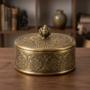 Grande boîte à bibelots artisanale en laiton antique pour le rangement dans le salon, vente en gros depuis Moradabad, Inde - Product Image 2