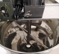 Remplisseuse à piston semi-automatique avec trémie de mélange pour liquides visqueux (boissons, sauces chili, confitures, crèmes, ketchup) et flacons