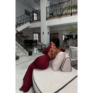 Robe de soirée longue bordeaux coupe trapèze avec détail transparent sur le devant, ornée de perles, de fleurs et de plumes, idéale pour les soirées formelles - Product Image 1