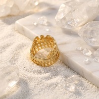 Römisches Kolosseum Modischer 18K Vergoldeter Edelstahl Architektur-Hohlring Vintage Einzigartiges Geschenk für Modebewusste