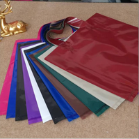 Pochette portable pour vêtements, couleur unie, durable, avec logo imprimé carré, en PVC/BOPP/PE, surface mate, poignée longue.