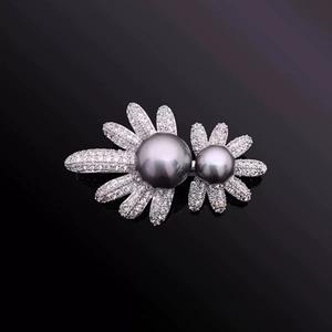 Broche Corsage Perle Féminine Haut de Gamme, Exquise Épingle Anti-Décolleté en Cristal Zircon, Nouveau Style, Lettre Plaqué Or, Petit Cadeau Parfumé - Product Image 6