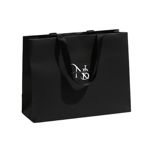 Nouveaux sacs shopping Pulida de luxe 2026 avec logo personnalisé estampé à chaud argenté, sacs <span class=keywords><strong>en</strong></span> <span class=keywords><strong>carton</strong></span> noir écologiques avec ruban pour promotions - Product Image 1