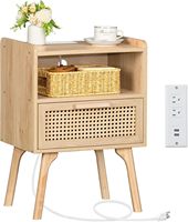 Table de chevet avec station de charge, table d'appoint bohème avec tiroir et étagère ouverte, table de chevet décorative en rotin pour chambre à coucher