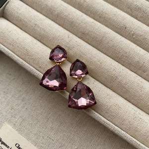 Pendientes de Luz Prismática Brillantes con Corte Trillón Colorido en Diseño Geométrico Colgante, Joyería de Lujo de Alta Gama - Product Image 4