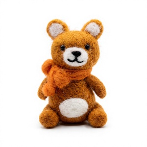 Adorno de Oso de Peluche Hecho a Mano, Ecológico, Estilo Tradicional, con Bufanda, 100% Lana Certificada, Tamaño Personalizado, Decoración Navideña para Colgar en la Pared - Product Image 2