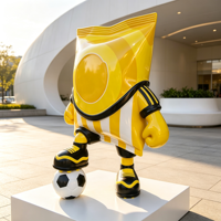Sculpture de mascotte géante en fibre de verre en forme de sac de chips, statue de joueur de football pour promotion de marque et événementiel